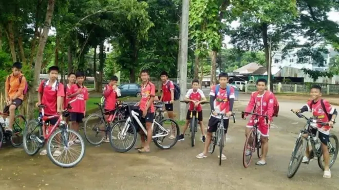 мальчики на велосипедах