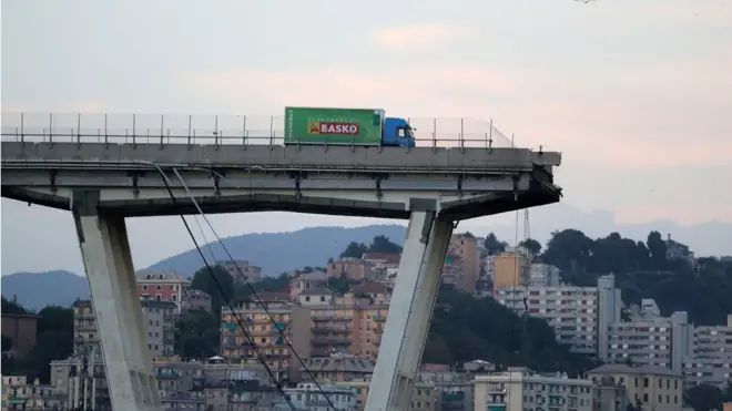 मोरांडी पुल के टूटने के बाद की तस्वीर