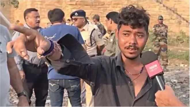 मोरबी पुल हादसे के बाद बहन की तलाश कर रहा युवक