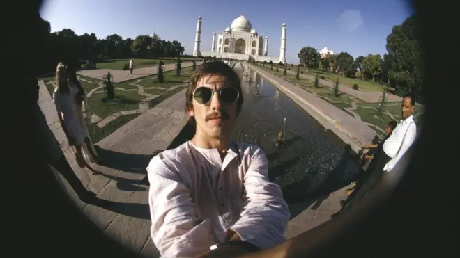 Potret diri di Taj Mahal, adalah karya fotografer George Harrison tahun 1966 yang akan dipamerkan di Galeri Saatchi.