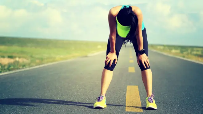 Mujer cansada después de correr
