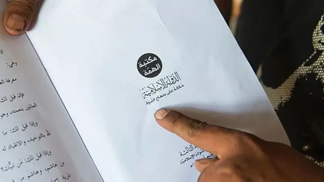 Buku sekolah yang dicetak kelompok ISIS ditemukan di sebuah rumah di Mosul, Irak, pada November 2016. Pengamat terorisme mengatakan ISIS memang sengaja membuat propaganda untuk anak-anak .