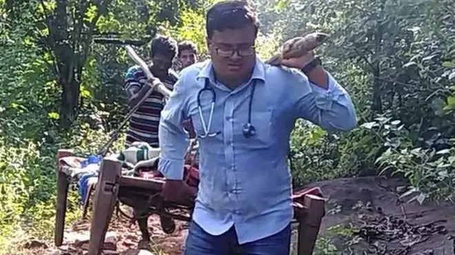 డోలీ మోస్తున్న డాక్టర్ ఓంకార్ హోతా