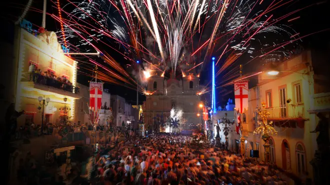 馬耳他節慶活動上煙花綻放