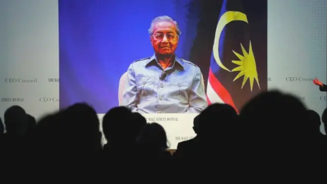 Begitu menjabat perdana menteri kembali, Mahathir Mohamad berjanji akan menyelidiki dugaan korupsi di 1MDB.