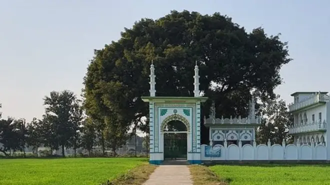 धन्नूपुर गांव में जिस जगह ज़मीन देने का प्रस्ताव किया गया है, उसके पास ही एक दरगाह है