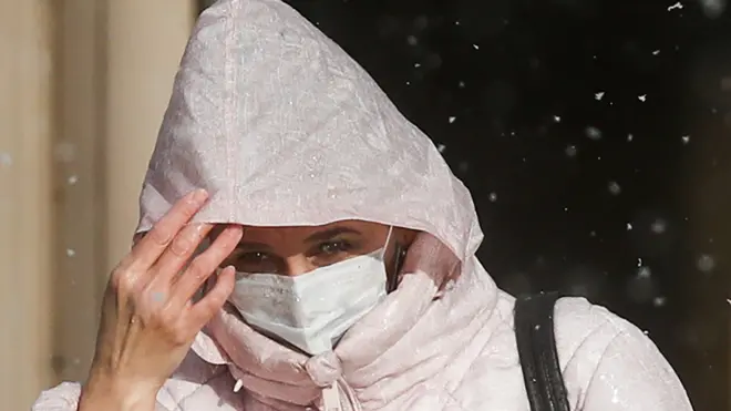 женщина в маске