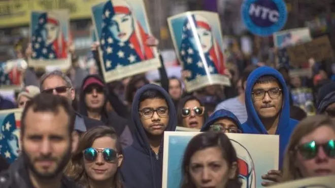 Dad badan ayaa ka qeybgalay dibadbax lagu diidanaa go'aankii Trump uu ku mamnuucay qaxootiga ka socdo todobo dal oo Muslimiin ah