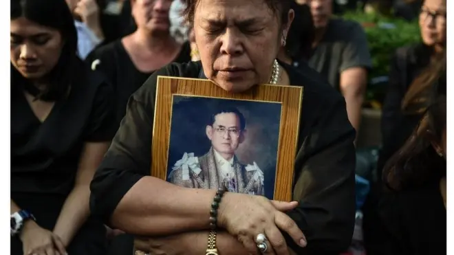 Masyarakat Thailand mulai berdatangan ke sekitar krematorium di Bangkok sejak awal pekan ini. Sebagian dari mereka membawa poster dan foto Raja Bhumibol