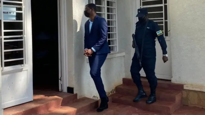 Dieudonné Ishimwe yinjira mu rukiko kuwa gatatu tariki 11 Gicurasi 2022