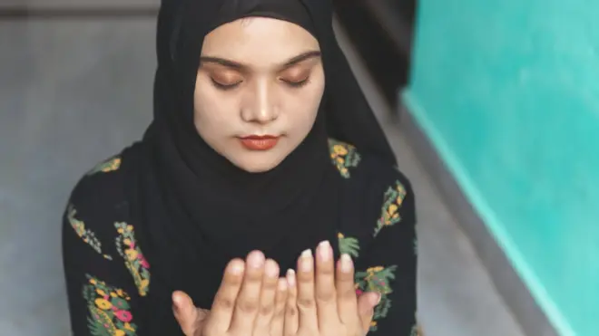 नमाज पढणारी मुलगी