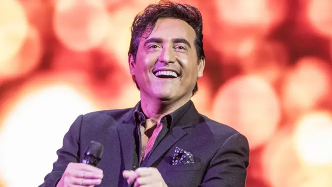 Carlos Marin en una actuación en Los Ángeles con "Il Divo".