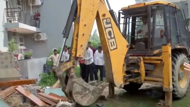 श्रीकांत त्यागी के फ़्लैट पर अवैध निर्माण तोड़ने के लिए चला बुलडोज़र