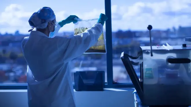 Scientifique tenant un sachet