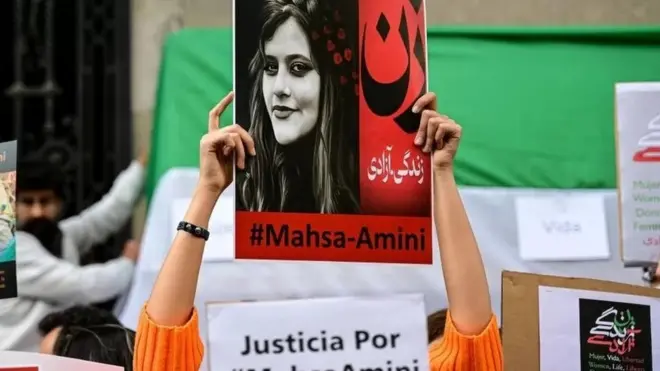 مظاهرات تضامن في تشيلي ضد مقتل مهسا أميني