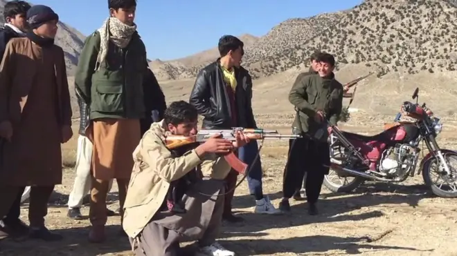 يحملون حقائبهم وأسلحتهم إلى المدرسة