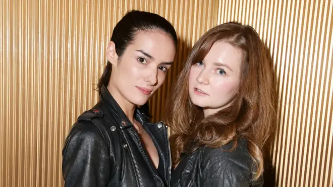Elle Dee (izquierda) y Anna Delvey (Anna Sorokin, derecha)