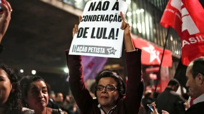 Несмотря на то, что Лула оставил пост в 2010 году, приговор бывшему президенту Бразилии вывел на улицы тысячи его сторонников