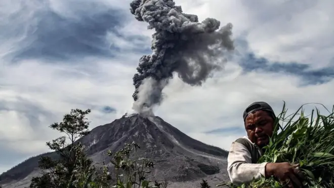 La actividad en el Cinturón de Fuego es resultado de la llamada tectónica de placas, el movimiento y la colisión de las capas de la corteza terrestre.