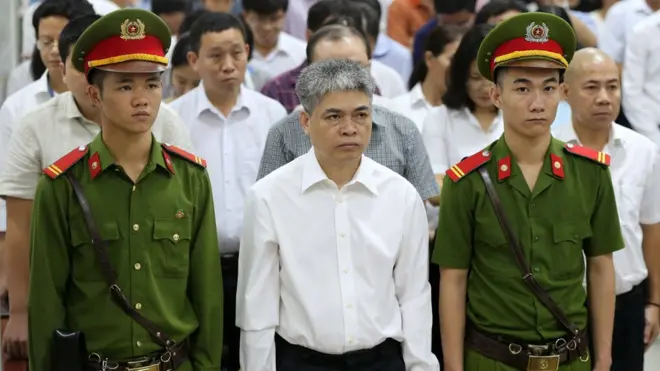Nguyen Xuan Son -mantan bos OceanBank dan PetroVietnam- saat mendengarkan vonis hukuman mati di Hanoi.