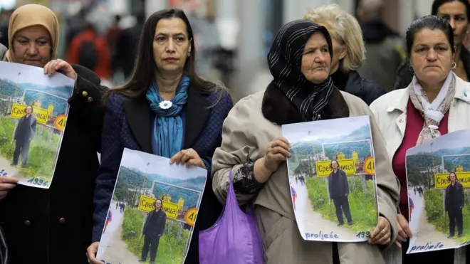 Сребреница курмандыктарынын жакындары Петер Хандкеге сыйлык ыйгарууга каршы чыгышты