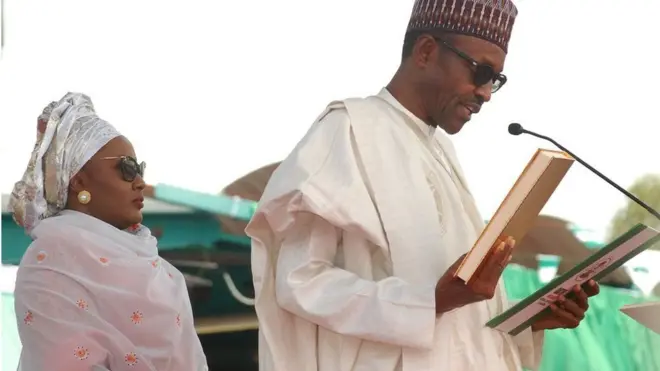 Caasha oo dhinac taagan ninkeeda Mohammud Buhari markii la dhaarinayay 2 sano ka hor