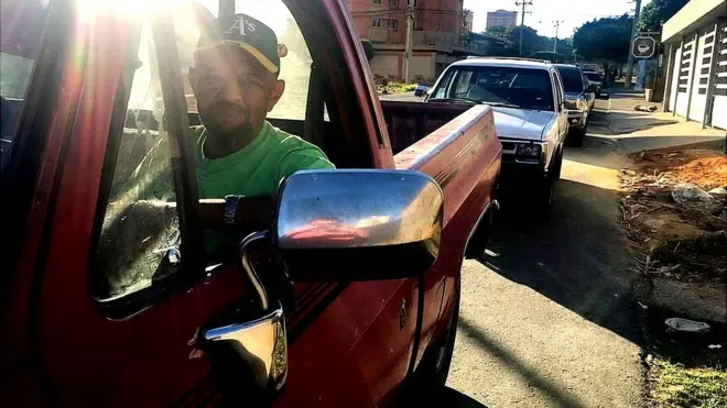 Rubén Rincón se sumó a la práctica de moda en Venezuela: madrugar para encabezar las colas de carros frente a las gasolineras para poder llenar su tanque.