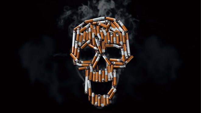 Una calavera formada con cigarrillos.