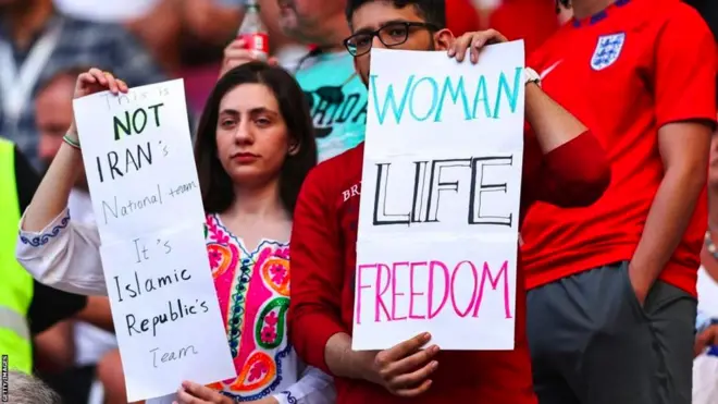 ईरान के समर्थकों ने नारे भी लगाए