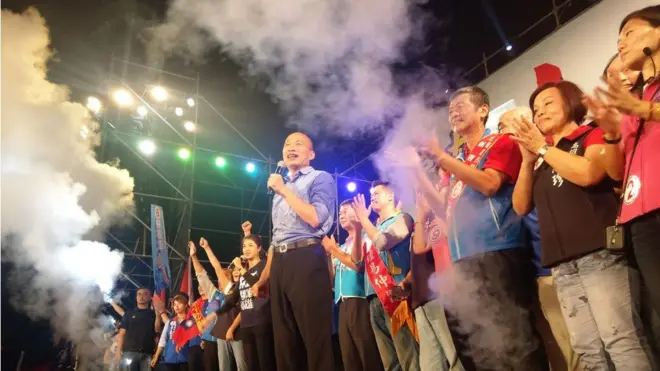 国民党高雄市长参选人韩国瑜一上台，吸引许多支持民众掌声。