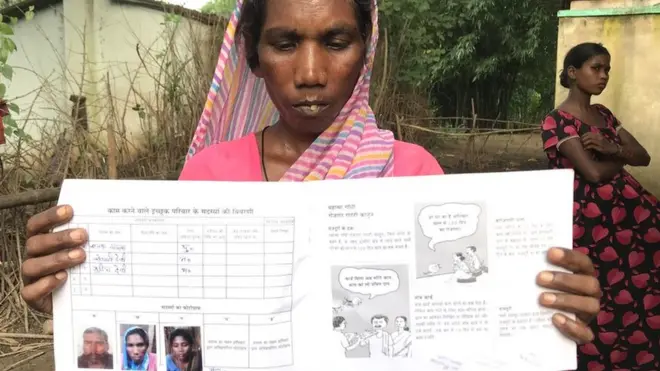 कोयली देवी मनरेगा के अपने कार्ड के साथ