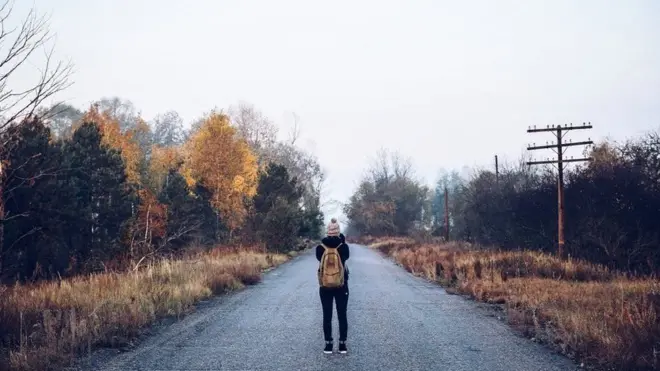 Дівчина серед дороги в зоні відчуження