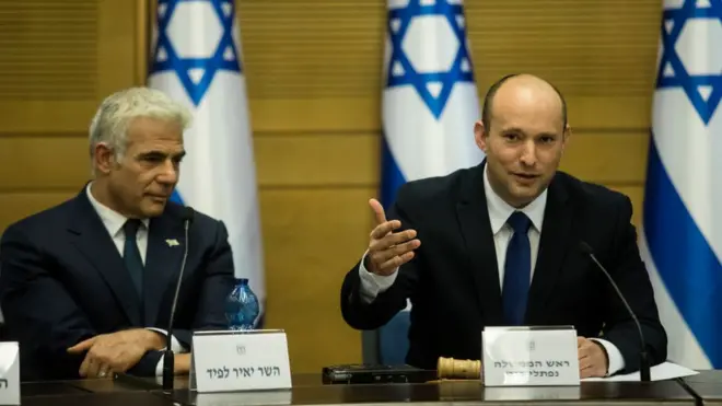 El centrista Yair Lapid y el derechista Naftali Bennet se alternarán en el cargo de primer ministro.