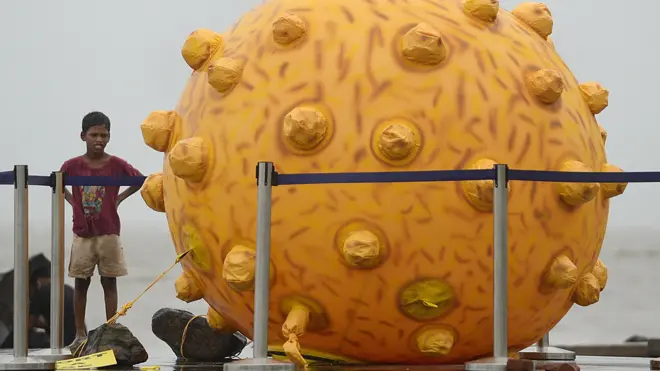 Игрушечная модель вируса гепатита во время проведения Всемирного дня борьбы с гепатитом в 2014 году в Мумбаи