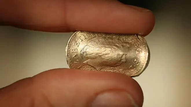 La libra esterlina, en picada: la caída fue breve pero los coletazos siguen.