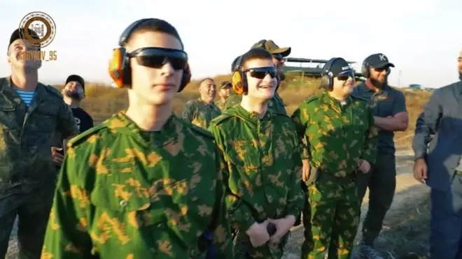 Рамзан Қодиров телеграм каналида ўғилларининг 16, 15 ва 14 ёшда эканлигини ёзган.