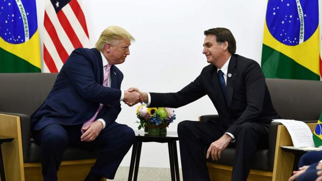 Trump e Bolsonaro se cumprimentam durante encontro em junho