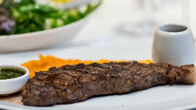 Четыре стейка и тарелка рыбы обошлись японским туристам в 1100 евро