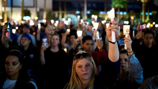 В Лас-Вегасе вспоминают жертв стрельбы на кантри-фестивале.