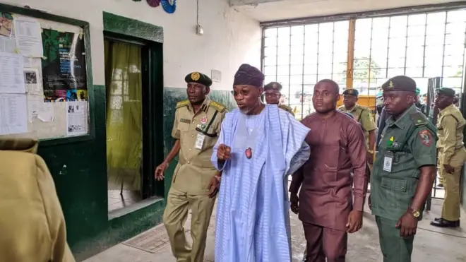 Minister of Interior Rauf Aregbesola land Ikoyi prison to chook eye for di mata