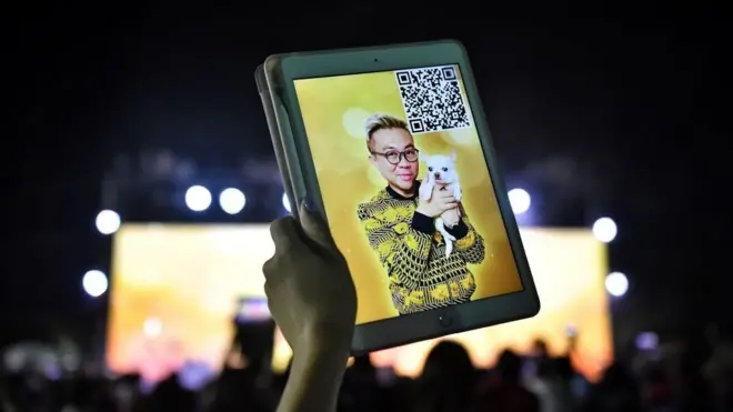 ปวิน ชัชวาลย์พงศ์พันธ์ นักวิชาการและผู้ลี้ภัยทางการเมืองชื่อดังในญี่ปุ่นซึ่งเป็นผู้ก่อตั้งและผู้จัดการ (แอดมิน) กลุ่ม "รอยัลลิสต์มาร์เก็ตเพลส"