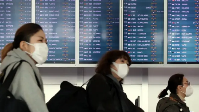 세계보건기구(WHO)가 신종 코로나 바이러스 감염증에 대해 '국제적 비상사태'를 선포한 31일 오전 인천국제공항 출국장에서 여행객들이 마스크를 착용하고 있다