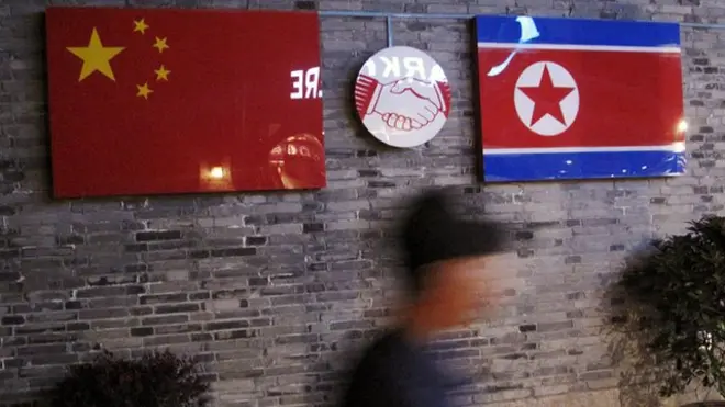 中国鲜祖参观外面的中朝两国国旗