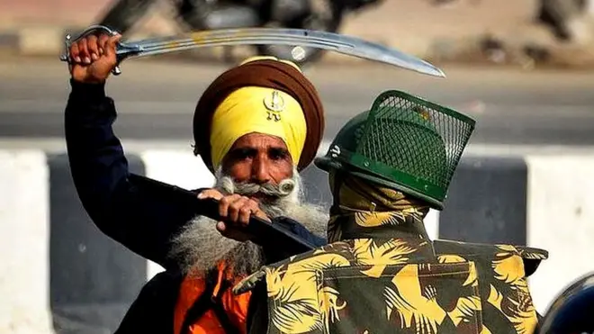 प्रदर्शनकारी और पुलिसकर्मी