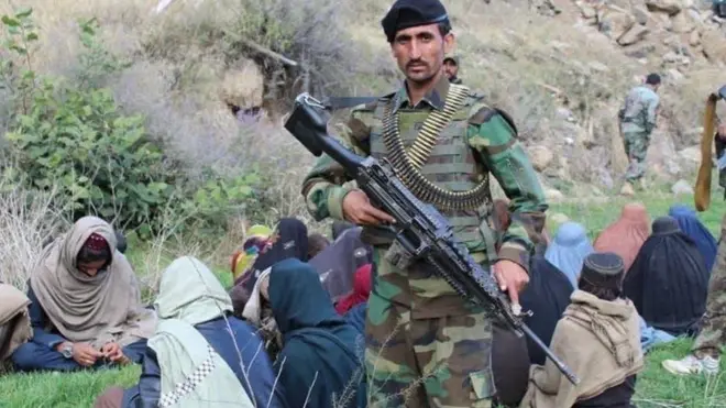 چارواکي وايي، دې ډله کې نژدې ۱۱۰ ښځې او ماشومان شامل دي.