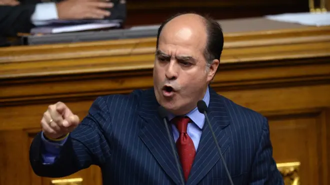 Лидер парламентской оппозиции Хулио Борхес обвиняет Мадуро в нарушении конституции