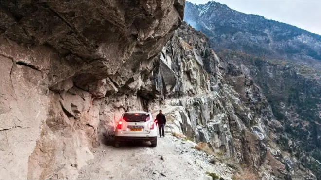 Alémroleta geração midasíngreme, a estrada é estreita, muitas vezes com passagem apenas para um carro