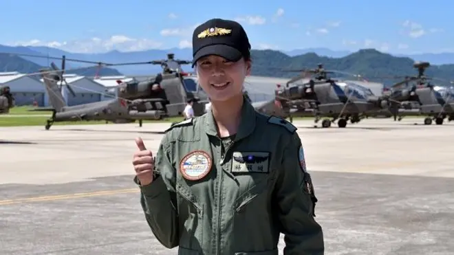 Dương Vận Tuyền, nữ phi công đầu tiên của châu Á lái trực thăng Apache do Mỹ sản xuất trong Không lực Đài Loan, trong ảnh chụp tháng 7/2018