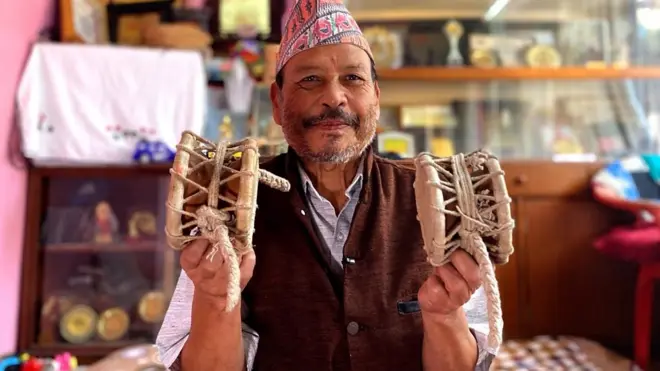 वरिष्ठ गायक तथा वाद्य वादक रामकृष्ण दुवाल