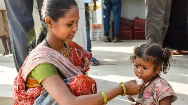 A mother feeds her baby at the Indira canteen